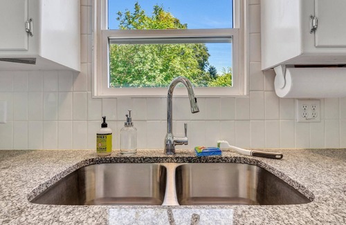 Spokane Valley House | 15 Min To Dwntwn-HUGE Fenced Bckyrd-Luxury Bath-5-Star Beds-EcoClean