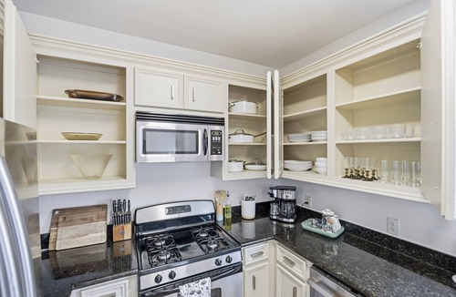 Washington Ave./ Memorial Park House | 16 min to Stadium · Designer Home · Sleeps 7 · Free Garage Parking