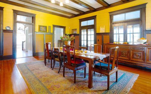 Comfort House | 1906 Haus Stay for 13 with Access to Pool Hot Tub