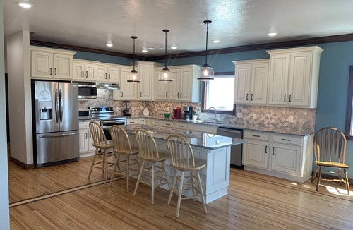 Southeast Bon Homme House | 1916 renovated 8 bedroom, family-friendly home with great views
