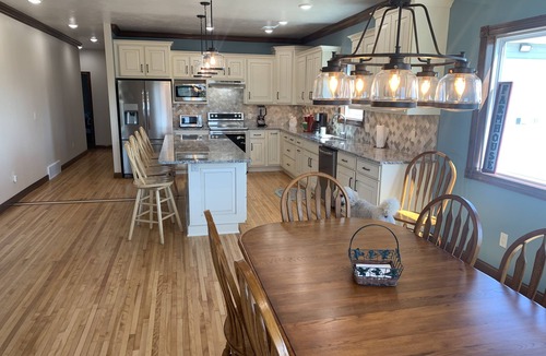 Southeast Bon Homme House | 1916 renovated 8 bedroom, family-friendly home with great views