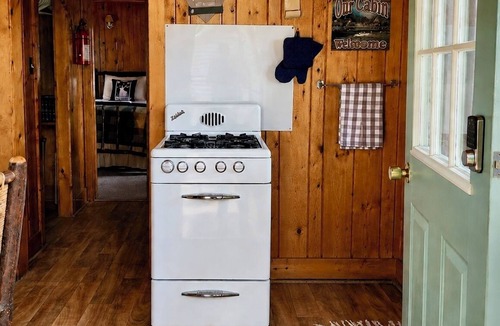 Riverside Cabin | 1930's Historic Cabin - 2 Twin Beds, Kitchen, Bathroom