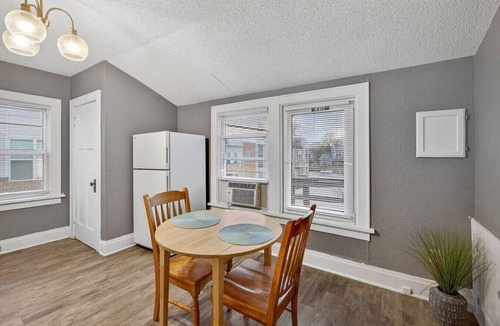 Des Moines Apartment | 1BD-Parking/Reading Nook-Extended Stay