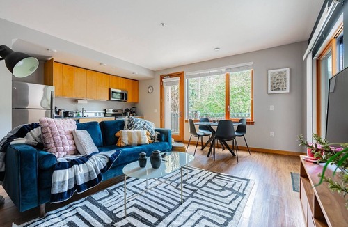 Northwest Bellevue Apartment | 1BR | Modern, Chic, AC | Bellevue | Sophari East A