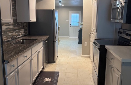 Central Arlington Apartment | 2.5 Miles from AT&T Stadium and Globe Field, 3.5 miles from Six Flags