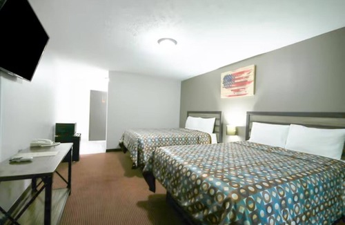 Glenwood Hotel | 2 Accommodations near Hwy 34 & Pony Creek Park | Large Room for Group Travel