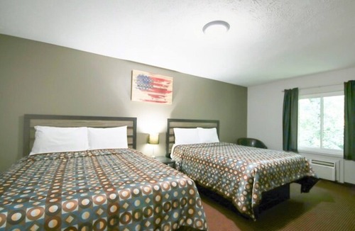 Glenwood Hotel | 2 Accommodations near Hwy 34 & Pony Creek Park | Large Room for Group Travel