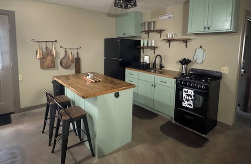 Board Camp Cabin | 2 bedroom/2 bath, sleeps 9, Honey Hole Cabin