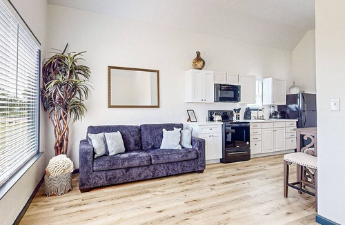 Barrett House | 2-bedroom cozy guest home with patio and shared pool and views