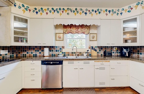 Lubbock House | 2 Bedroom Dog Friendly Main Home with enclosed backyard