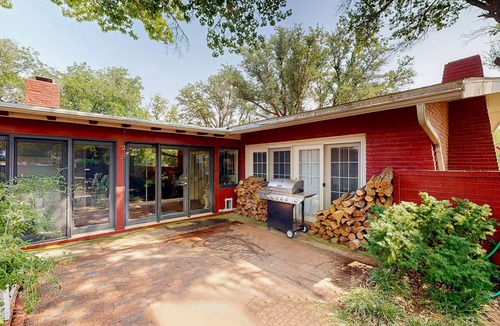 Lubbock House | 2 Bedroom Dog Friendly Main Home with enclosed backyard