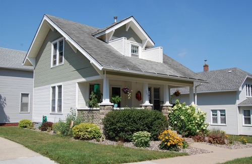 Decorah House | 2 Bedroom Downtown Bungalow- Must see!