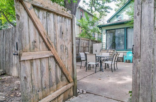Des Moines House | 2 Bedroom House with Outdoor Oasis Near Downtown
