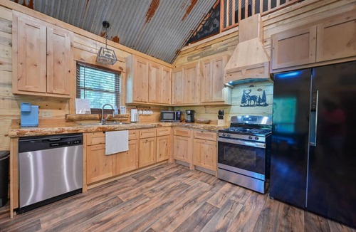 Mena Cabin | 2 bedroom +loft, 3 miles to WPG, ATV Rentals Avail