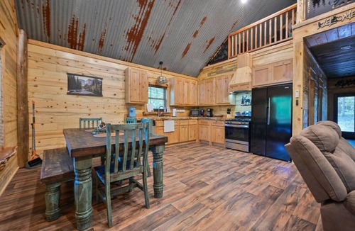Mena Cabin | 2 bedroom +loft, 3 miles to WPG, ATV Rentals Avail
