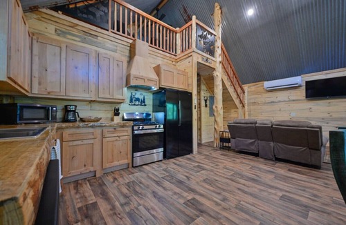 Mena Cabin | 2 bedroom +loft, 3 miles to WPG, ATV Rentals Avail