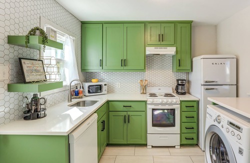 Central Arlington Cottage | 2 Blocks to At&t Stadium: Sports Fan Headquarters!