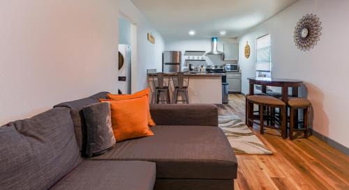 South Arlington House | 2 BR 1 Bath Home in Arlington - conveniently located near Cowboys stadium and Globe Life stadium, 20 mins to DFW airport