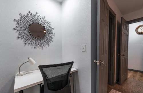 South Arlington House | 2 BR 1 Bath Home in Arlington - conveniently located near Cowboys stadium and Globe Life stadium, 20 mins to DFW airport