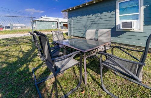 South Arlington House | 2 BR 1 Bath Home in Arlington - conveniently located near Cowboys stadium and Globe Life stadium, 20 mins to DFW airport