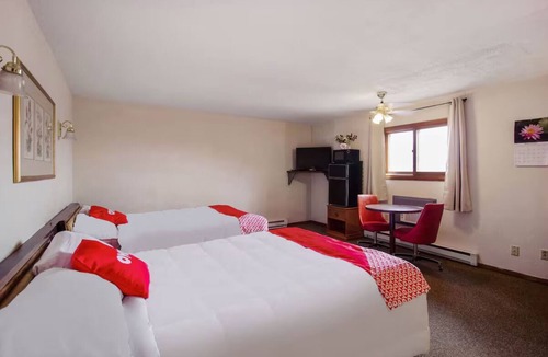 Cheyenne Wells Hotel | 2 Budget-Friendly Rooms w/2 Full Beds Stay for Families & Road Trippers