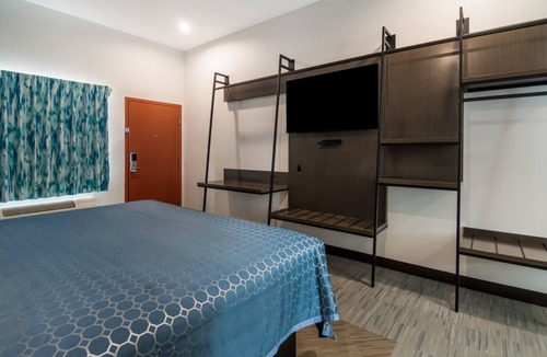 Forest Hill Hotel | 2 Budget-Friendly Rooms in Forest Hill with Easy Access to Local Attractions