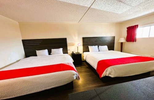 West San Antonio Hotel | 2 Budget-Friendly Rooms w/Outdoor Swimming Pool & Free Parking