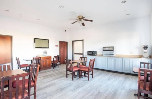 Clute Hotel | 2 Comfortable Rooms for Families w/Nearby Dining & Attractions