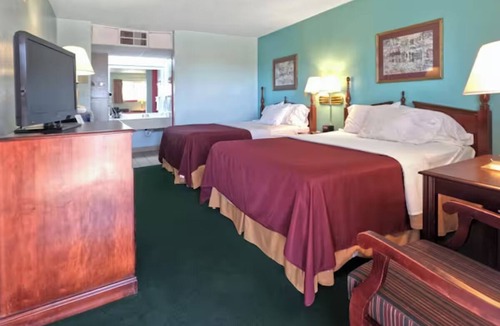 Vega Hotel | 2 Comfy Rooms w/Free Parking & Bfast – Great Value for Travelers Along Route 66