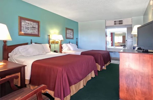 Vega Hotel | 2 Comfy Rooms w/Free Parking & Bfast – Great Value for Travelers Along Route 66