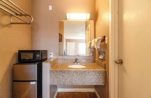 Sweet Home Hotel | 2 Convenient Rooms, Free Parking Near Downtown | Yoakum City Park - 3.7 mi away