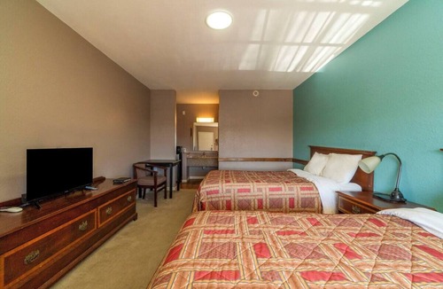 Sweet Home Hotel | 2 Convenient Rooms, Free Parking Near Downtown | Yoakum City Park - 3.7 mi away