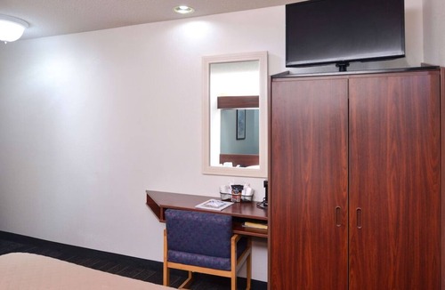 Maryville Hotel | 2 Convenient Rooms on East 1st Street and US Highway 71 | Free Breakfast
