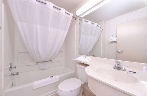 Maryville Hotel | 2 Convenient Rooms on East 1st Street and US Highway 71 | Free Breakfast