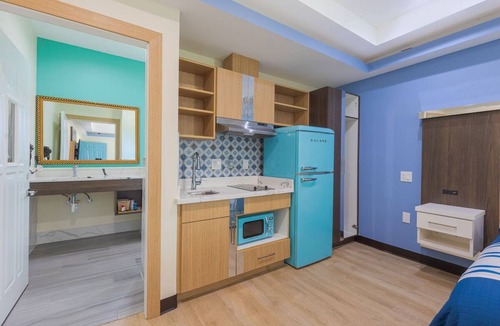 George Bush Park/Eldridge Hotel | 2 Convenient Rooms with Kitchenette Near Bush School – Just 2.55 Miles Away