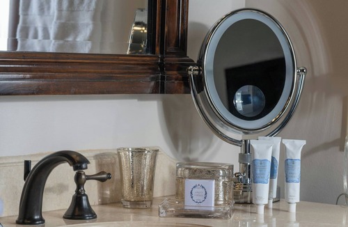 Uptown Hotel | 2 Deluxe Suite | Hotel Granduca | Suite Near Uptown Park Shops & Dining