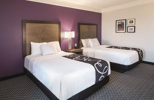 Arlington Hotel | 2 Double Beds, La Quinta Inn, Free Breakfast & Pool Relaxation Near Six Flags