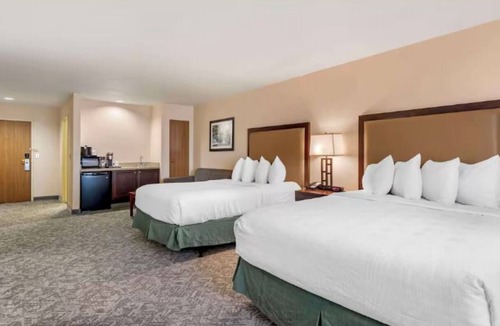 Eagle Hotel | 2-Floor Suite w/Indoor Pool Access & Free Breakfast| 5-Mins to Brush Creek Park