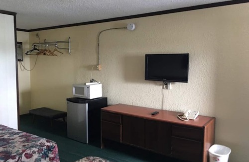 Elwood Apartment | 2 Full Beds Non-Smoking