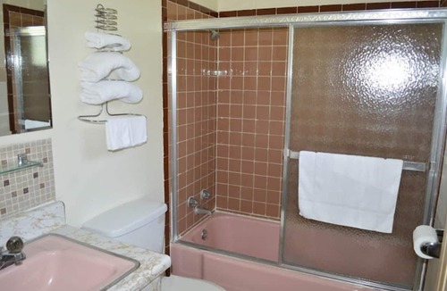 Elwood Apartment | 2 Full Beds Non-Smoking