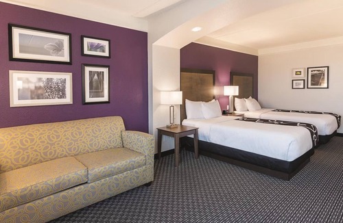 Arlington Hotel | 2 Full Beds w/Full-Sized Sleeper Sofa, La Quinta Inn, Dive in Nearby Adventures