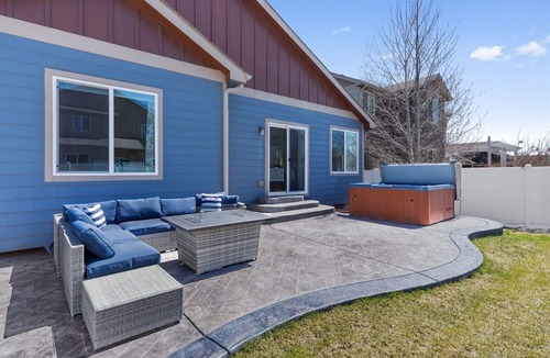 Loveland House | 2 Homes, 2 Hot Tubs, Endless Fun for Groups!