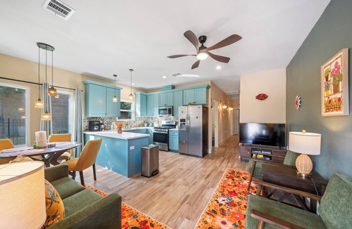 Southeast Houston House | 2 King Beds! New Detached Home w/Roll-In Shower