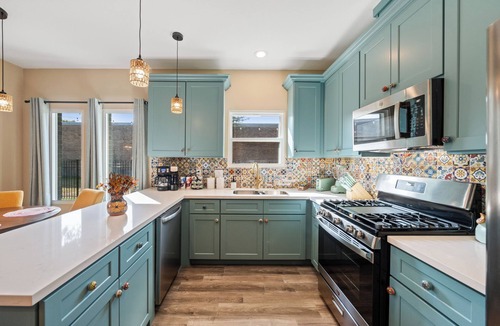 Southeast Houston House | 2 King Beds! New Detached Home w/Roll-In Shower