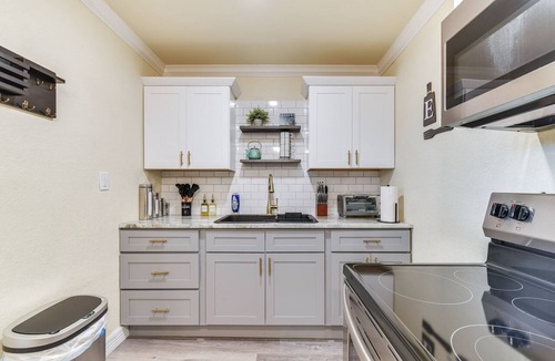 East Riverside Apartment | 2 Mi to Dtwn: Chic Waco Studio w/Fire Pit!