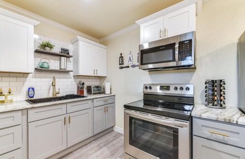 East Riverside Apartment | 2 Mi to Dtwn: Chic Waco Studio w/Fire Pit!