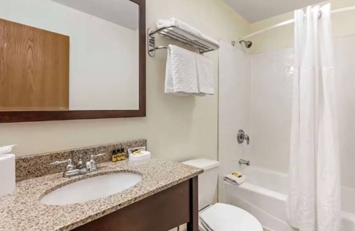 Eagle Hotel | 2 Pet-Friendly 2Floor Suite w/Free Breakfast | 6-Mins to Eagle Pool & Ice Rink