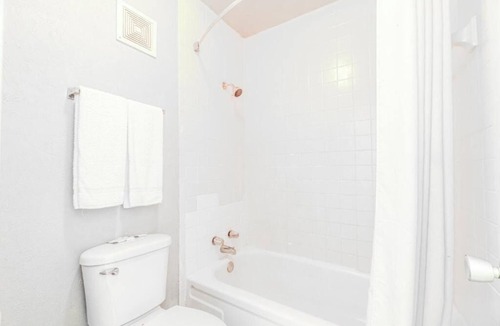Lawton Hotel | 2 Pet-Friendly Full Bed Rooms w/Seasonal Pool for Visitors Near Fort Sill