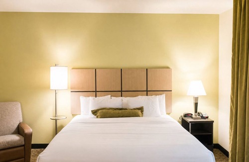 Denham Springs Hotel | 2 Pet-Friendly Suites w/Kitchenette Near Antique Village & Shopping