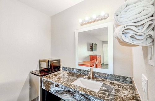 Rockdale Apartment | 2 Queen Bed|Smoking|Rockdale TX